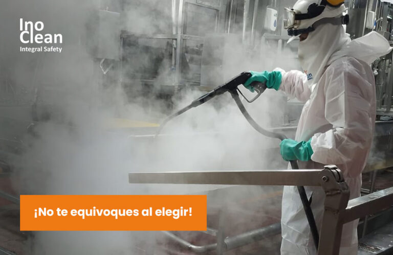 Trabajador de Inoclean utilizando tecnología de vapor para la limpieza de una planta